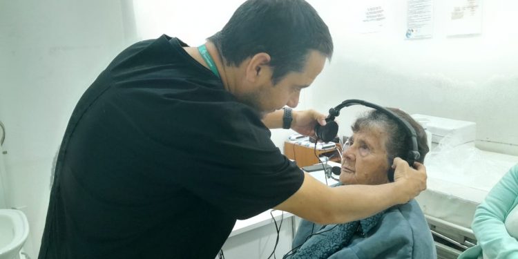 Primer operativo otorrino permitirá a afectados por incendio recuperar sus audífonos