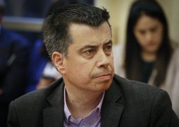 Diputado Andrés Celis pide a Mineduc reponer computadores quemados en incendios de febrero en la región de Valparaíso