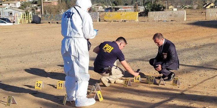 Balacera en cerro de Valparaíso deja dos fallecidos y un herido: se realizaron al menos 18 disparos