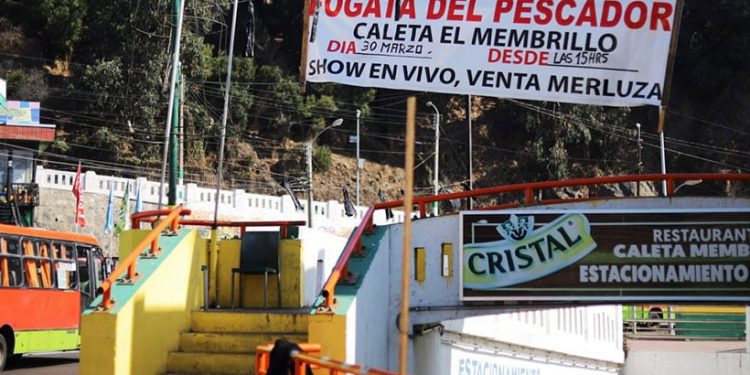Preparativos para la Fogata del Pescador en caleta El Membrillo: música, merluza frita y quema de Judas