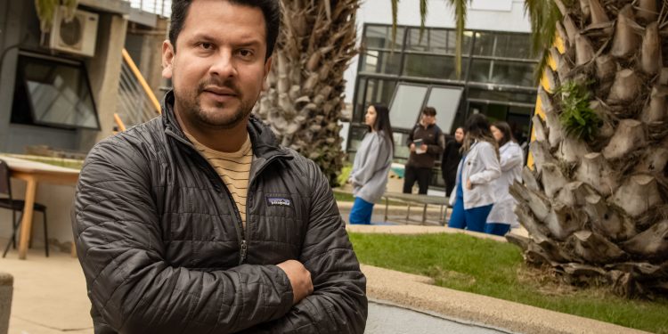 Académico de Odontología UV recibió reconocimiento como «Innovador Social» en el Alumni Award 2024