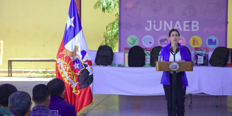 Alcaldesa Ripamonti pidió celeridad en la reconstrucción durante entrega de útiles escolares del Gobierno a estudiantes afectados por incendios en Viña del Mar