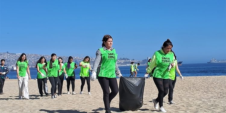 “Mechoneo Solidario” de Santo Tomás Viña del Mar finalizó con limpieza de playa Caleta Portales