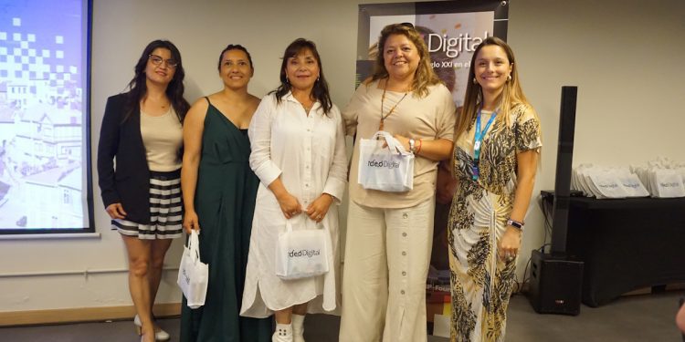 Docente de escuela de Valparaíso gana viaje a Estados Unidos por proyecto educativo de innovación