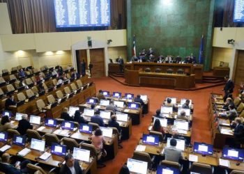 Diputados de Renovación Nacional proponen cárcel para quienes contraten extranjeros «no autorizados para trabajar» en Chile