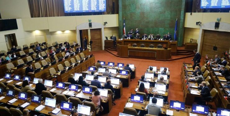 Diputados de Renovación Nacional proponen cárcel para quienes contraten extranjeros «no autorizados para trabajar» en Chile