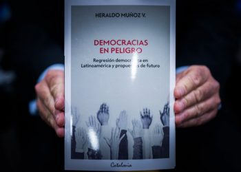 Heraldo Muñoz lanza libro donde sostiene que las democracias están en peligro