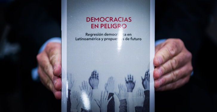 Heraldo Muñoz lanza libro donde sostiene que las democracias están en peligro