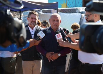 Gobernador Rodrigo Mundaca recibe aporte de insumos para vecinos afectados por incendios desde el Gobierno Regional de Santiago