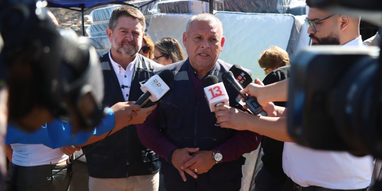 Gobernador Rodrigo Mundaca recibe aporte de insumos para vecinos afectados por incendios desde el Gobierno Regional de Santiago