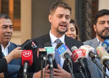 «Es tiempo de medidas drásticas»: Diputado Manouchehri (PS) propone prohibir ingreso de venezolanos al país durante dos años