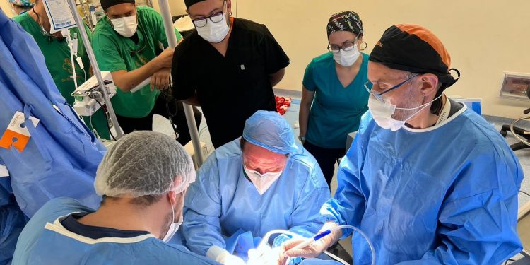 Hito en la medicina regional: Hospital Fricke realiza compleja intervención microvascular para extraer tumor mandibular
