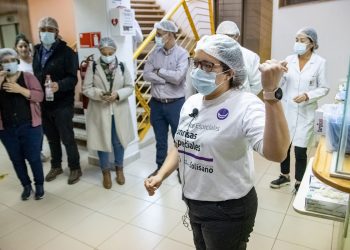 Delegación de Fundación Olimpiadas Especiales y Fundación Golisano visitan Facultad de Odontología UV