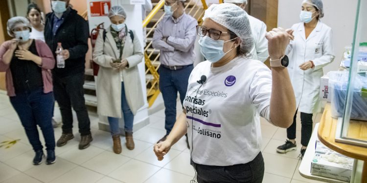 Delegación de Fundación Olimpiadas Especiales y Fundación Golisano visitan Facultad de Odontología UV