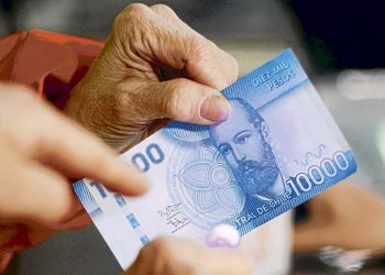 Chilenos acuden a prestamistas informales para obtener un monto más alto de dinero
