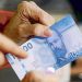 Chilenos acuden a prestamistas informales para obtener un monto más alto de dinero