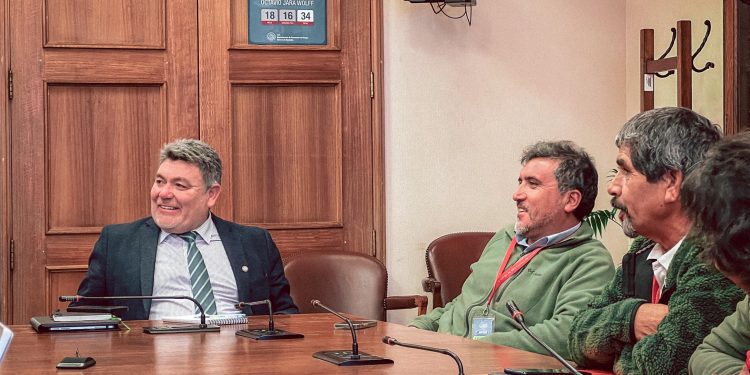 Diputado Venegas logra compromiso del seremi de Transporte para resolver problemas burocráticos que presentan los colectiveros de San Esteban