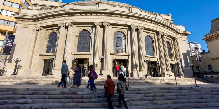 Teatro Municipal de Viña del Mar y Centro Cultural de San Antonio recibirán recursos para fortalecer gestión cultural