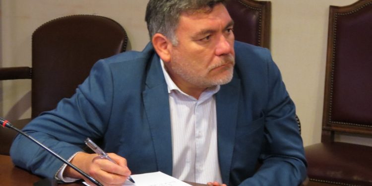 Diputado Venegas rechaza discusión de reponer la pena de muerte contra criminales y considera planteamiento del gobernador Mundaca como “populista” e “incivilizado”