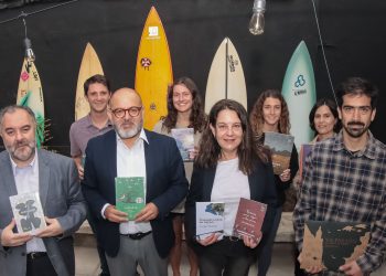 Con donación de libros, Universidad de Valparaíso inicia colaboración con Valpo Surf Project