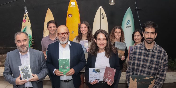 Con donación de libros, Universidad de Valparaíso inicia colaboración con Valpo Surf Project