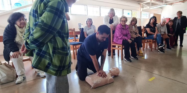 Adultos Mayores de Quillota reciben capacitación para enfrentar emergencias de salud y seguridad