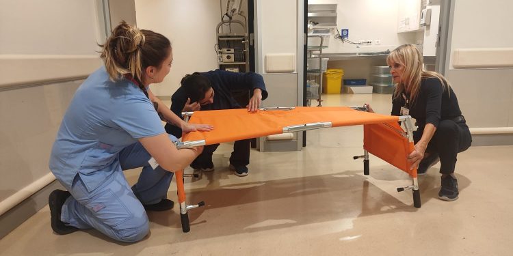 Hospital Dr. Gustavo Fricke potencia su seguridad con la adquisición de camillas de rescate para emergencias