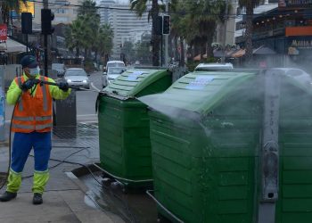 Intensa fiscalización del municipio tras denuncias de vecinos por mal uso de contenedores de aseo en Viña del Mar