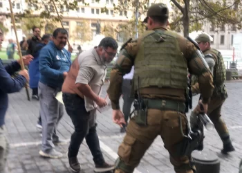 Presidente de la CUT denuncia agresiones de carabineros durante intento de entrega de manifiesto en La Moneda