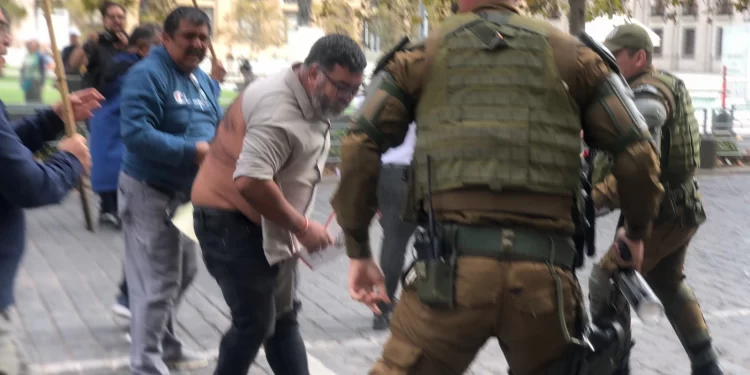 Presidente de la CUT denuncia agresiones de carabineros durante intento de entrega de manifiesto en La Moneda