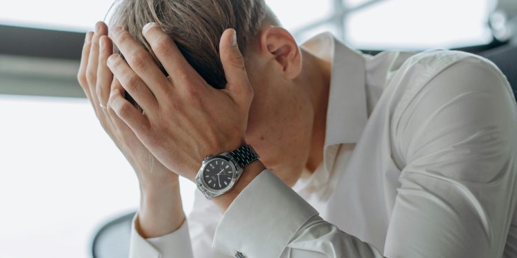 ¿Cómo afrontar el cambio de hora?: Neuróloga entrega una serie de recomendaciones