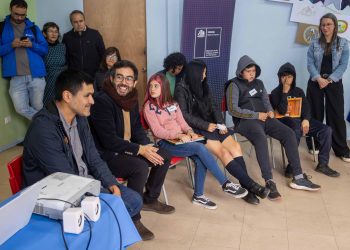 Estudiantes de escuela afectada por incendio de Viña compartieron con ganador del Oscar