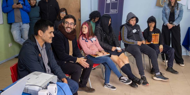 Estudiantes de escuela afectada por incendio de Viña compartieron con ganador del Oscar