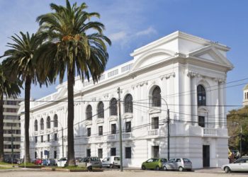 “Valpo Colores de Noche”: el histórico show de mapping en el frontis de la patrimonial Biblioteca Severín