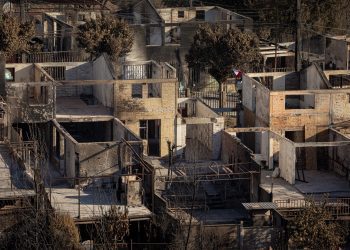Expertos evalúan opciones de reconstrucción por incendios en Valparaíso