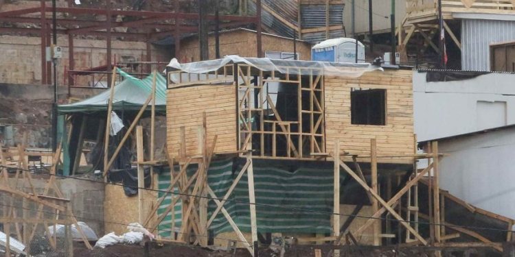 Más de 1.200 viviendas de emergencia han sido rechazadas por damnificados del megaincendio en Valparaíso