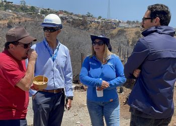 Esval extiende atención en terreno en sectores afectados por incendio en Viña del Mar y Quilpué