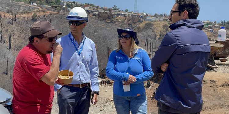 Esval extiende atención en terreno en sectores afectados por incendio en Viña del Mar y Quilpué