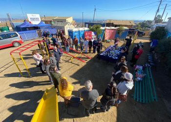 UNAB mantiene proyecto de intervención social en zona afectada por megaincendio en el sector de Achupalla en Viña del Mar