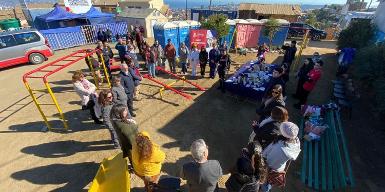 UNAB mantiene proyecto de intervención social en zona afectada por megaincendio en el sector de Achupalla en Viña del Mar