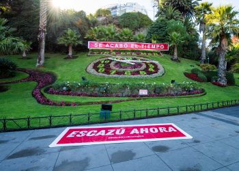 Viña del Mar: Potente consigna ecológica en Reloj de Flores