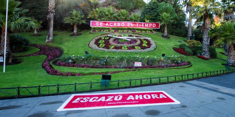 Viña del Mar: Potente consigna ecológica en Reloj de Flores