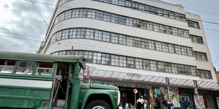 Recorridos guiados en micros antiguas por Valparaíso marcaron segunda jornada del Día de los Patrimonios