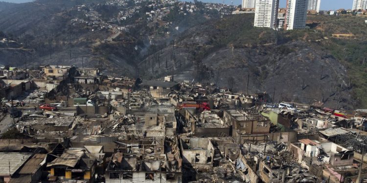 Autoridades regionales reaccionan a la detención de bombero involucrado en megaincendio