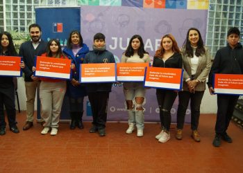 Estudiantes afectados por los incendios recibieron reposición de computador en el marco de las Becas TIC