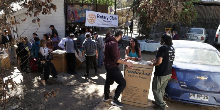 Afectados por incendio reciben 50 cocinas equipadas por parte del Rotary Club
