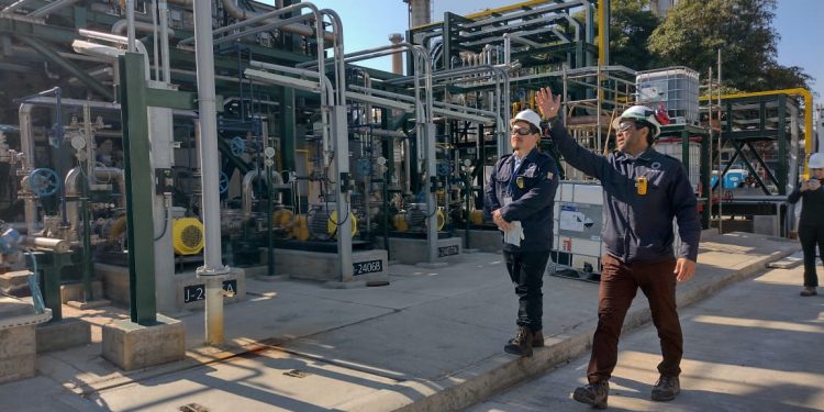 Delegado Cáceres revisó en terreno las operaciones y mejoras en materia medioambiental de ENAP