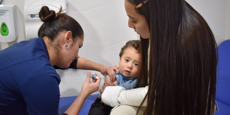 Hospital Carlos Van Buren implementa innovadora inmunización para proteger a niños en riesgo de graves infecciones respiratorias