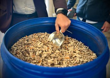 Autoridades reconocen empresa que reutiliza colillas de cigarro