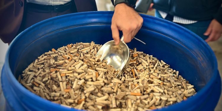 Autoridades reconocen empresa que reutiliza colillas de cigarro
